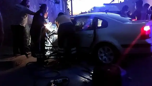 Araçlar çarpıştı, sürücü sıkıştı