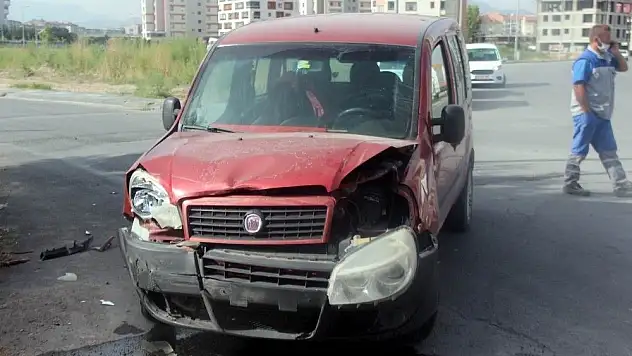 Bekir Yıldız Bulvarında Otomobiller çarpıştı yaralılar var!