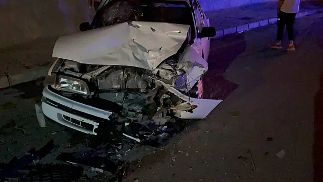 Niğde'de iki otomobil kafa kafaya çarpıştı: 3'ü çocuk 6 yaralı