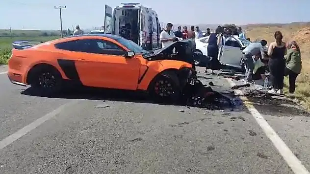 Otomobiller çarpıştı: 3 kişi...