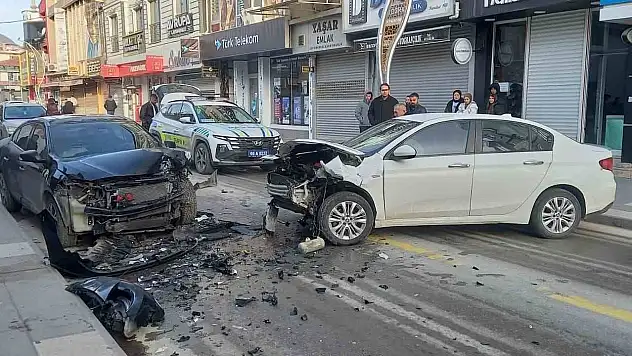 Kafa kafaya çarpışan otomobillerde bir kişi yaralandı!