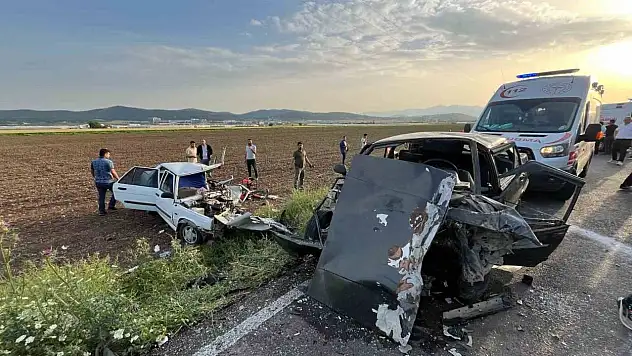 Otomobiller hurdaya döndü: 2 kişi öldü