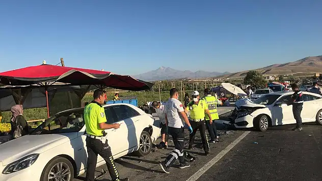 Otoyolda iki otomobil çarpıştı: 5 yaralı