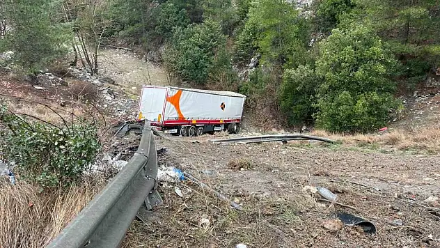 Tır şarampole yuvarlandı!