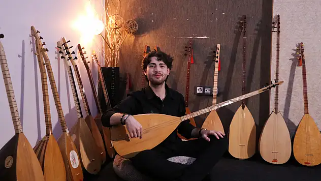 Oyuncak sazla başladı, evinde kayıt stüdyosu kurdu