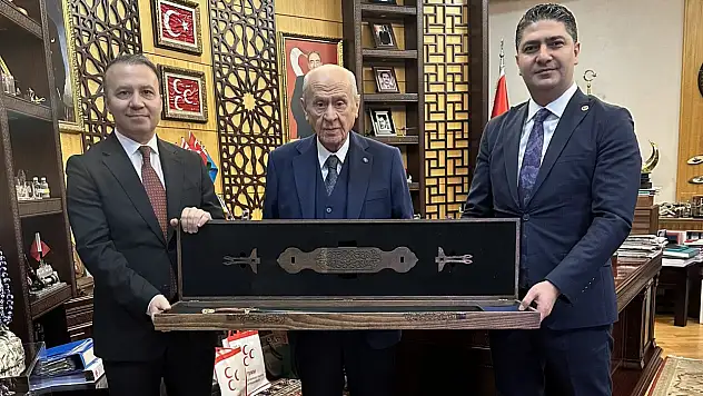 Özdemir ve Çiçek'ten Lider Bahçeli'ye dikkat çeken hediye!