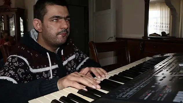 Org, görme engelli Üzeyir'in hayatına ışık oldu