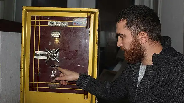 Altınları ve kamera kayıtlarını çaldı