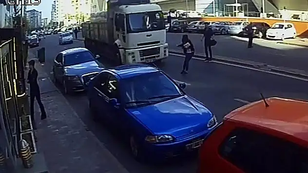 Kamyon şoförünün dikkati ile ezilmekten kurtuldu