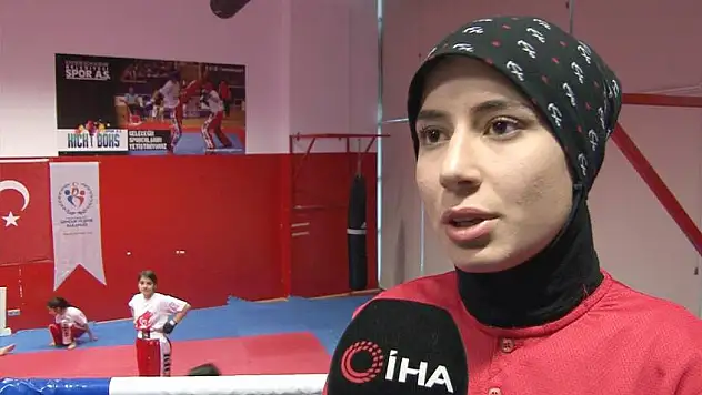 Hem öğrencilerini hem de kendisini şampiyon yapmak için çalışıyor
