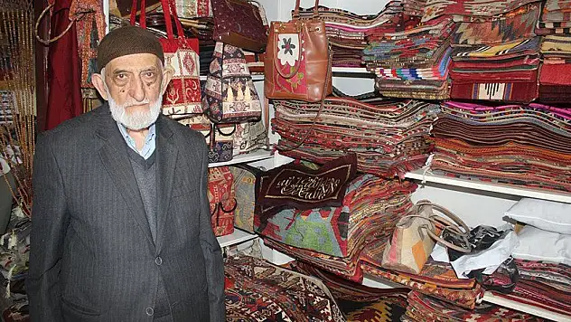 87 yaşında geçimini çanta yaparak sağlıyor