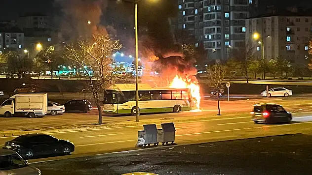 Özel halk otobüsü alev alev yandı