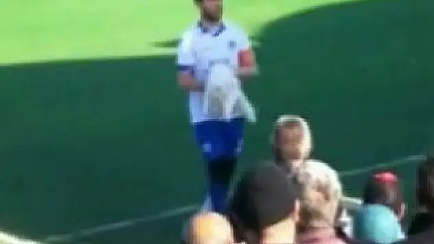 Sevimli kedi alkışlar arasında sahayı terk etti 