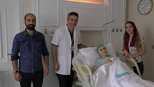  54 yaşındaki kadının karnından 25 kilogram kitle çıktı