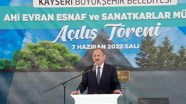 Özhaseki'den, ERÜ'de binlerce kişinin okuduğu İzmir Marşı açıklaması