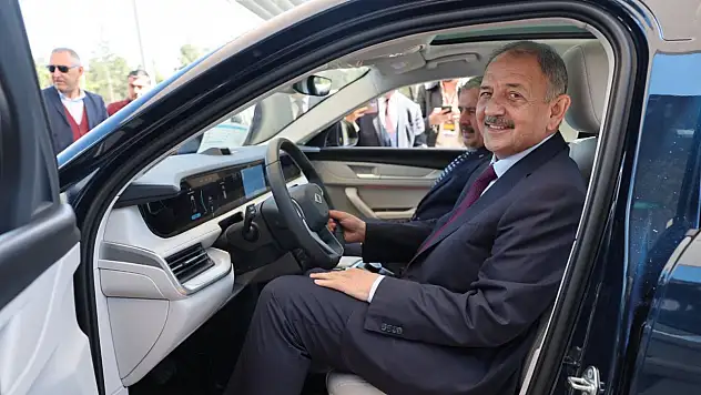 Özhaseki'den TOGG pozu: Tekerine taş değdirmesin!