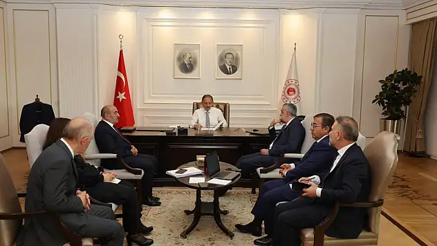 Özhaseki hızlı başladı! Devir teslimden sonra ilk o isimlerle bir araya geldi…