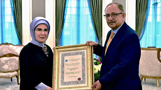 Özhaseki ödülü sahibine teslim etti