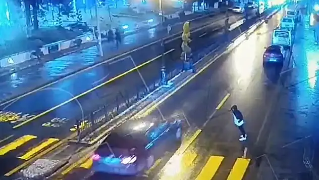 Para almak için aracın önüne böyle atladı!