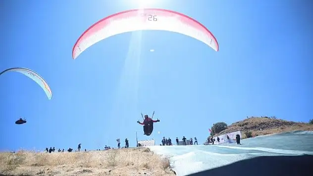 Paraşüt Şampiyonası'na 'olumsuz hava' engeli