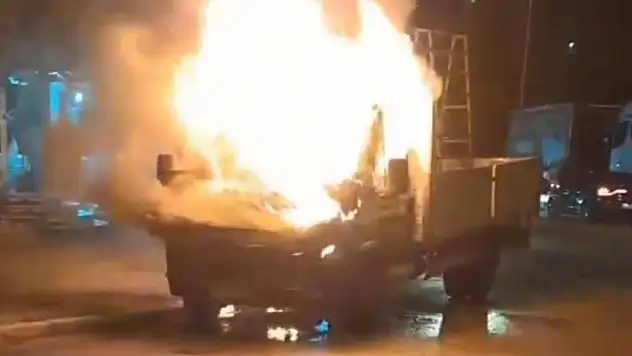 Park halindeki kamyonet cayır cayır yandı