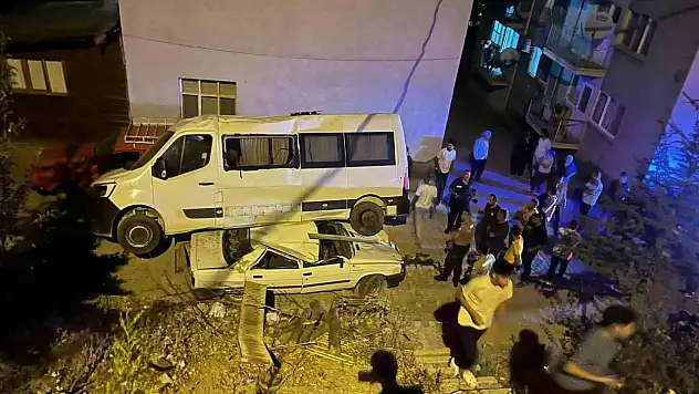 Park halindeki minibüs, otomobilin üzerine düştü