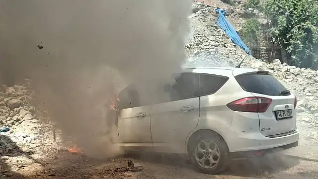 Park halindeki otomobil alev aldı