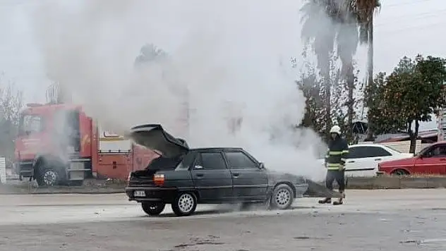 Park halindeki otomobil cayır cayır yandı