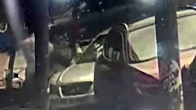 Park halindeki aracın dikiz aynasını kırdı