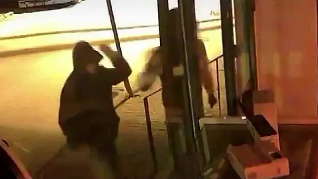 Parke taşıyla camları kırıp hırsızlık yaptılar! Neler çaldılar neler...