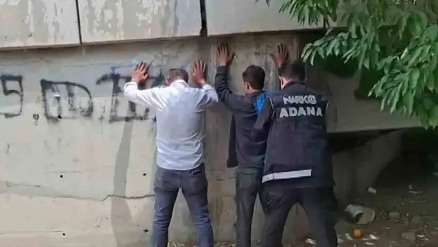 Parkta oynayan çocukların yanı başında uyuşturucu kullandılar!