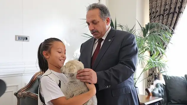 Pati Köyü'nün muhtarı yeleğini giydi