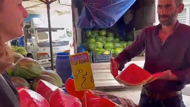 Pazarcı Esnafı: Vatandaş 10 liralık karpuz istiyor! Böldüğümüz karpuzu da böldük!