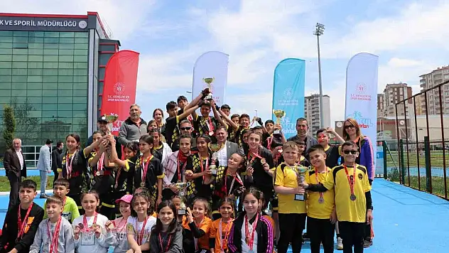 Dereceye girenler kupalarına kavuştu!