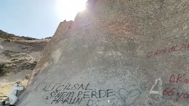 Peri bacalarına yazılan yazılar temizleniyor