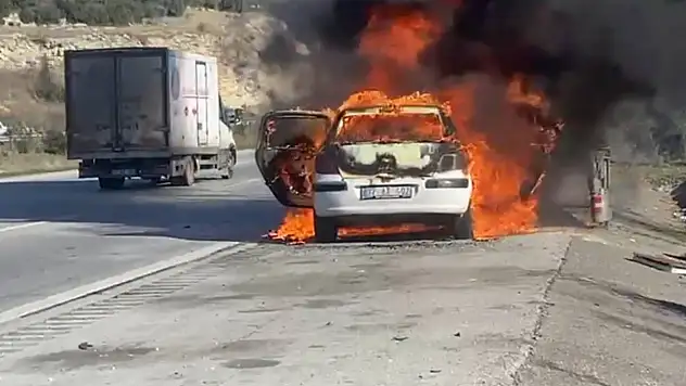 Seyir halinde otomobil alev topuna döndü
