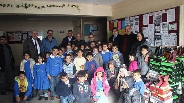Pınarbaşı Belediyesinden öğrencilere yeni yıl hediyesi