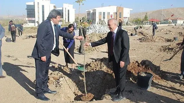 Pınarbaşı'nda her öğrencinin dikili bir ağacı olacak