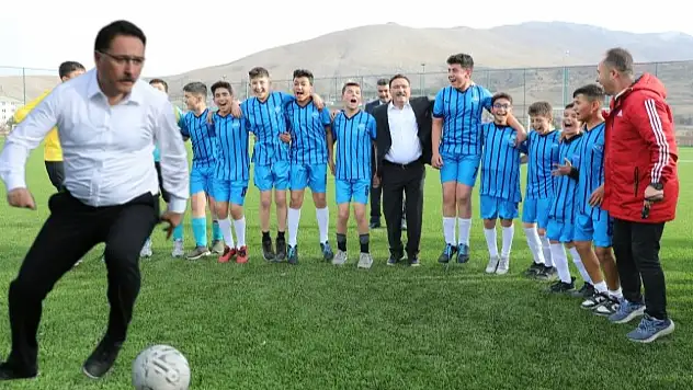 Pınarbaşı ziyaretinde Vali Çiçek ceketini çıkarttı, bakın ne yaptı