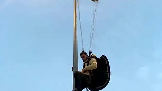 Pisti ıskaladı, elektrik direğine asılı kaldı