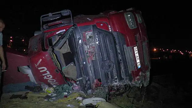 Devrilen TIR karşı şeride geçti, yeğen öldü, amca yaralı…