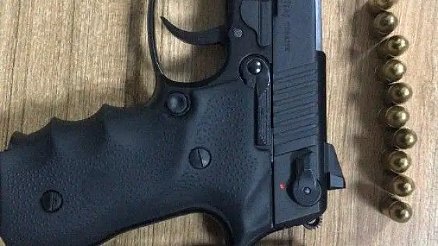 Polis ekiplerinin arama yaptığı araçtan tabanca ele geçirildi