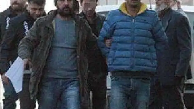 POLİS KAÇAK ALTIN SATICILARINI SUÇÜSTÜ YAKALADI