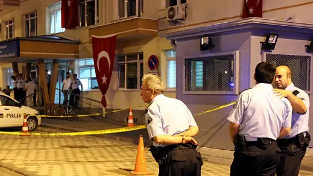 Polis memuru nöbet kulübesinde intihar etti