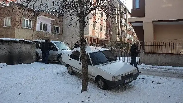 Polisin kovaladığı hırsızlar aracı bırakıp kaçtı