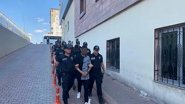 Kayseri'de 11 araca zarar veren şüpheliler hakim karşısında