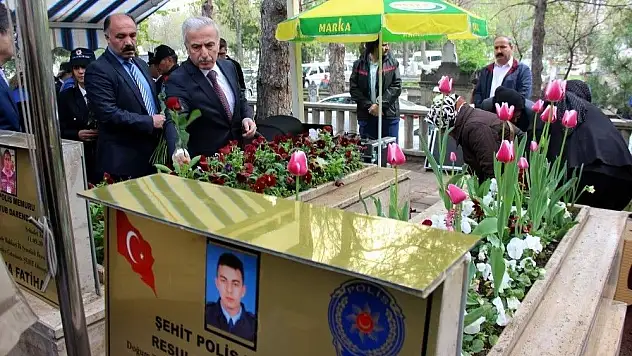 Protokol polis şehitliğini ziyaret etti