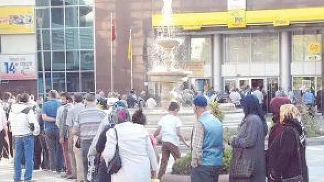  PTT VE BANKA ÖNLERİNDE BAYRAMLIK KUYRUK
