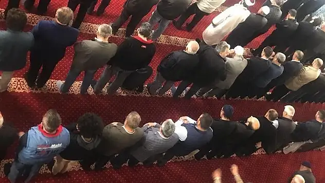Ramazan'ın ilk cuması camiler doldu taştı
