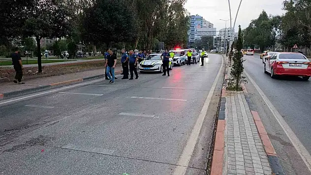 Refüje ve direğe çarpan motosikletli hayatını kaybetti